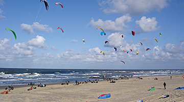 Kitesurfers op het strand van Callantsoog